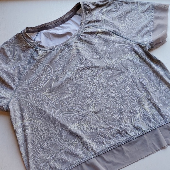 lululemon athletica Tops - Lululemon Gray Paisley Stripe in Stride Short Sleeve Crop Top